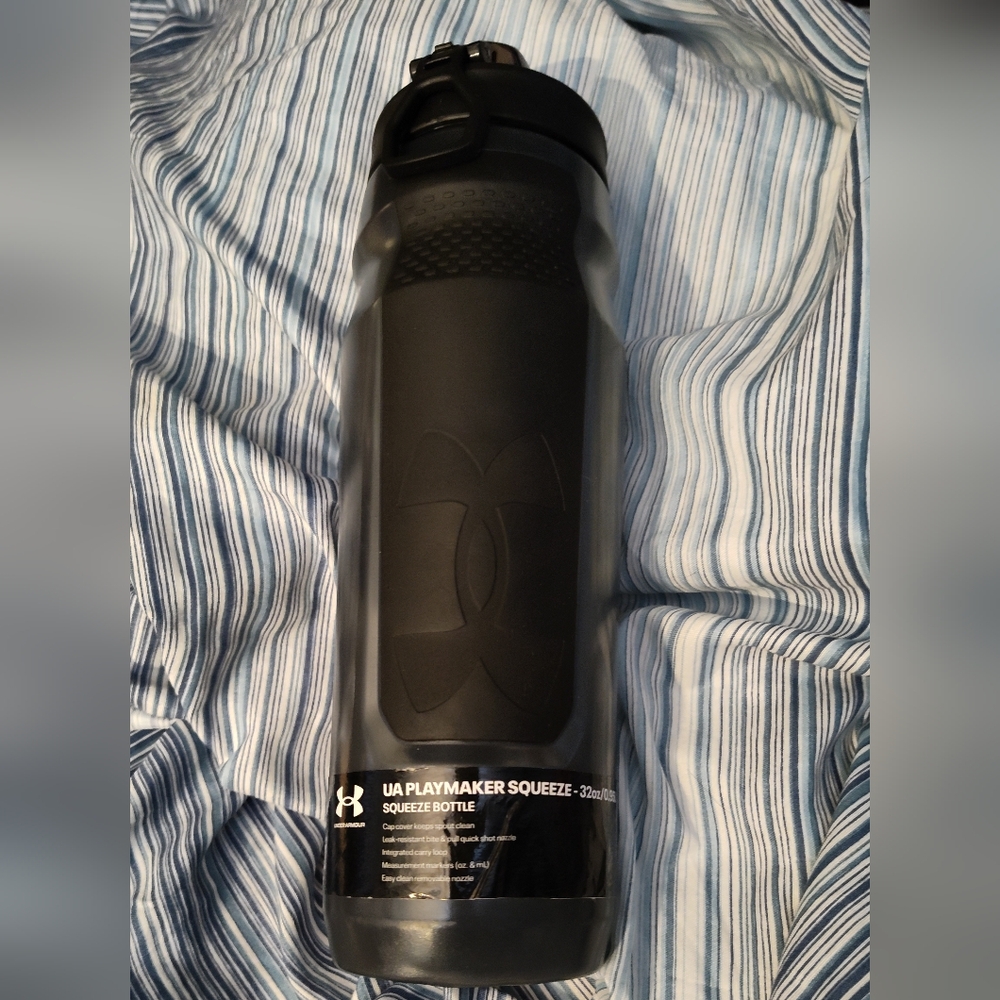 NWT!! Under Armour 32oz Squeeze Bottle